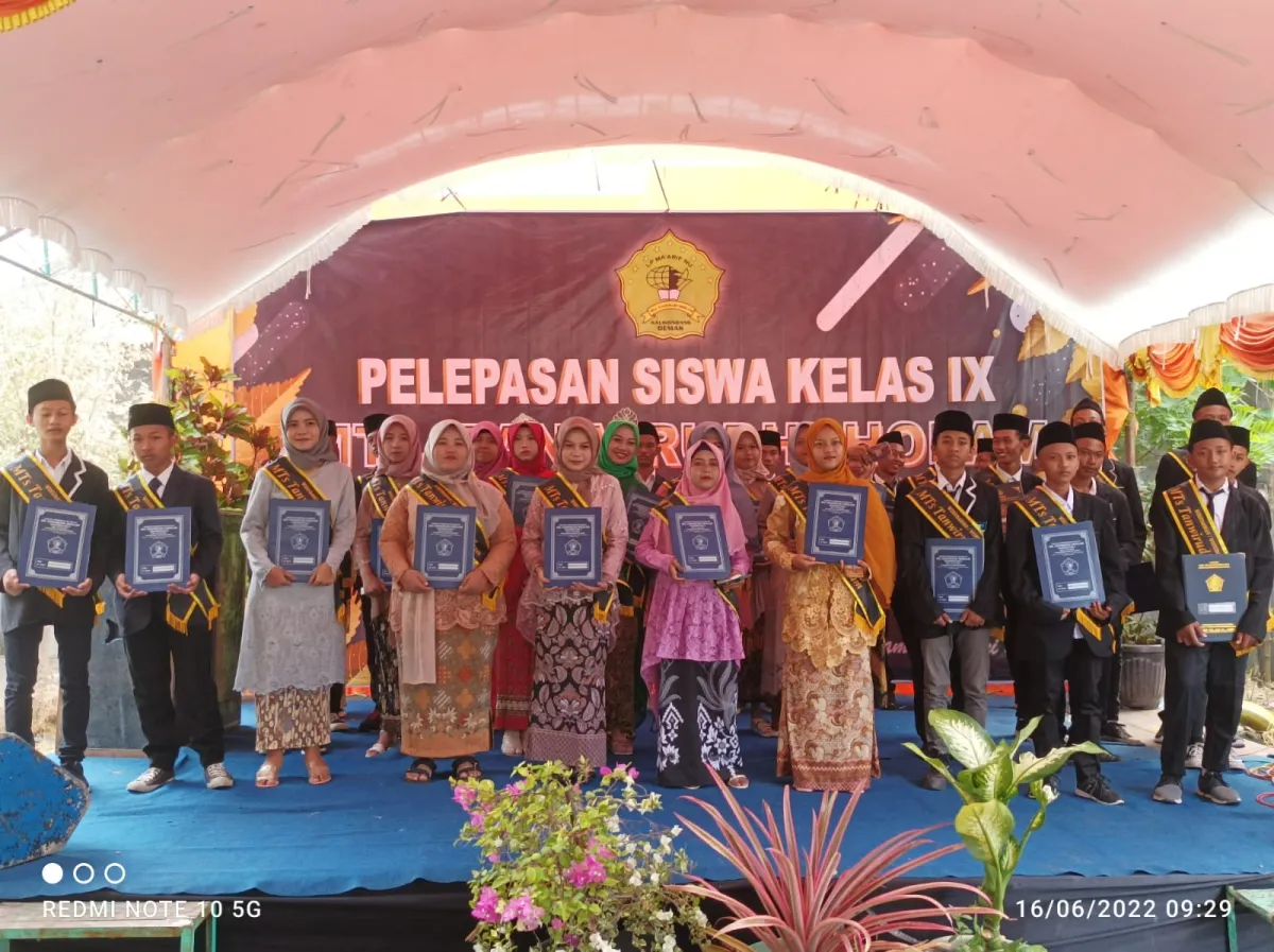 33 Siswa-Siswi MTs Tanwirudh Dholam di Wisuda