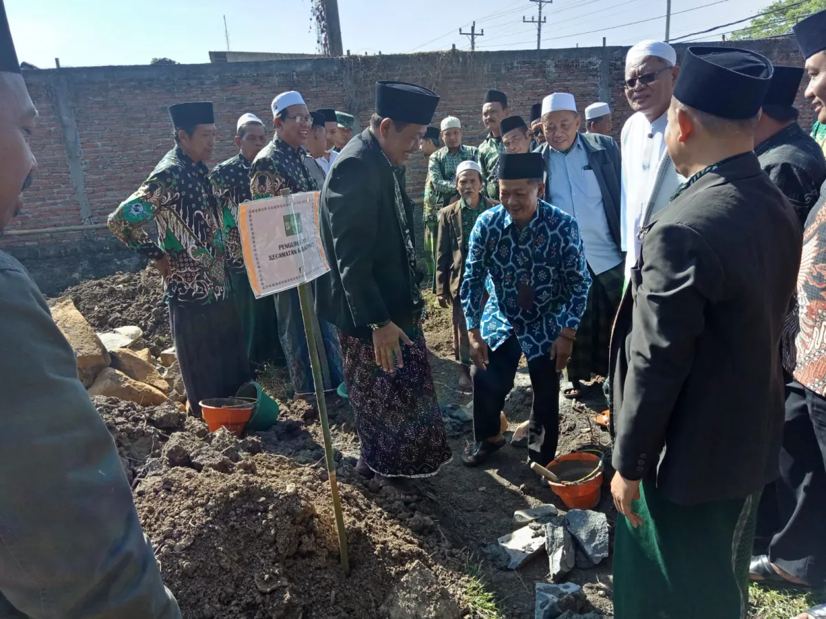 Rois Syuriah PCNU Kabupaten Demak letakkan batu pertama pembangunan Gedung MWC NU Karangtengah