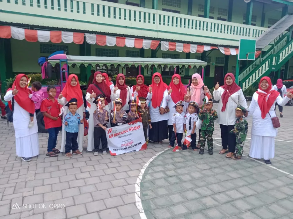 Meriahkan Hut Kemerdekaan Ke 77, Muslimat NU Karanganyar Gelar Karnaval
