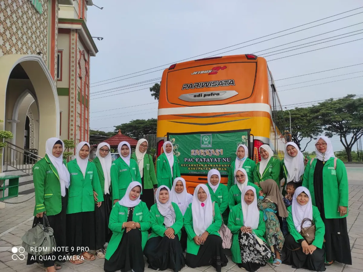 Fatayat NU Karanganyar Ziarahi Makam Wali Demak, Pati Dan Rembang
