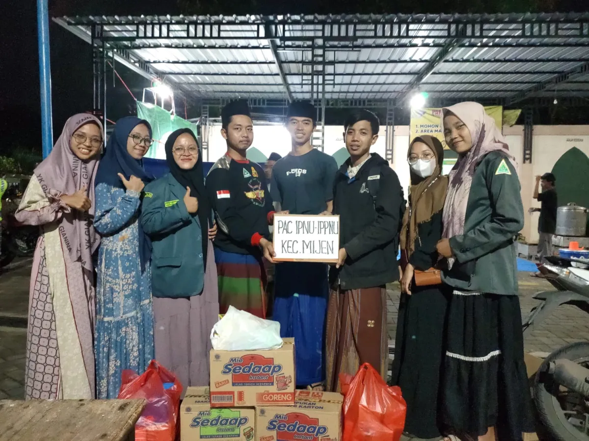 PAC IPNU-IPPNU Kecamatan Mijen Bantu Korban Banjir Desa Pecuk Mijen