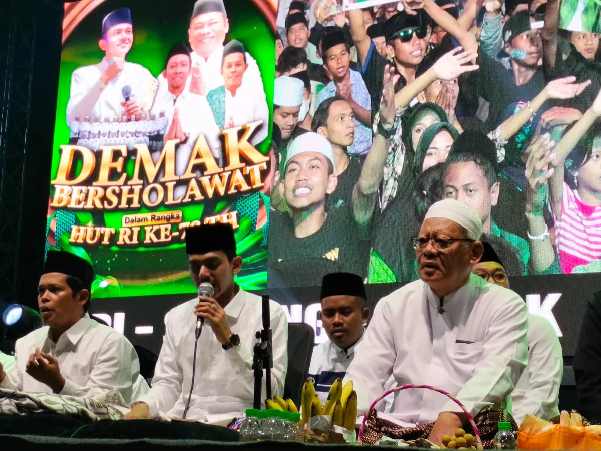 Pilangsari Bersholawat, Rois Syuriah PCNU Demak Ajak Ribuan Jamaah Berdoa untuk Bangsa dan Negara