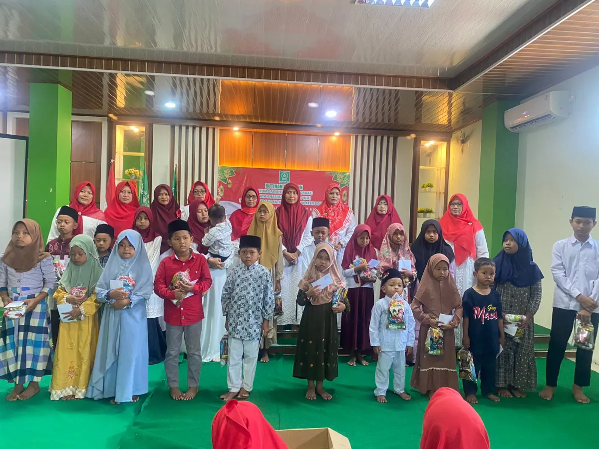 Semarakkan HUT RI Ke 78, Fatayat NU Demak Gelar Santunan dan Nonton Bareng