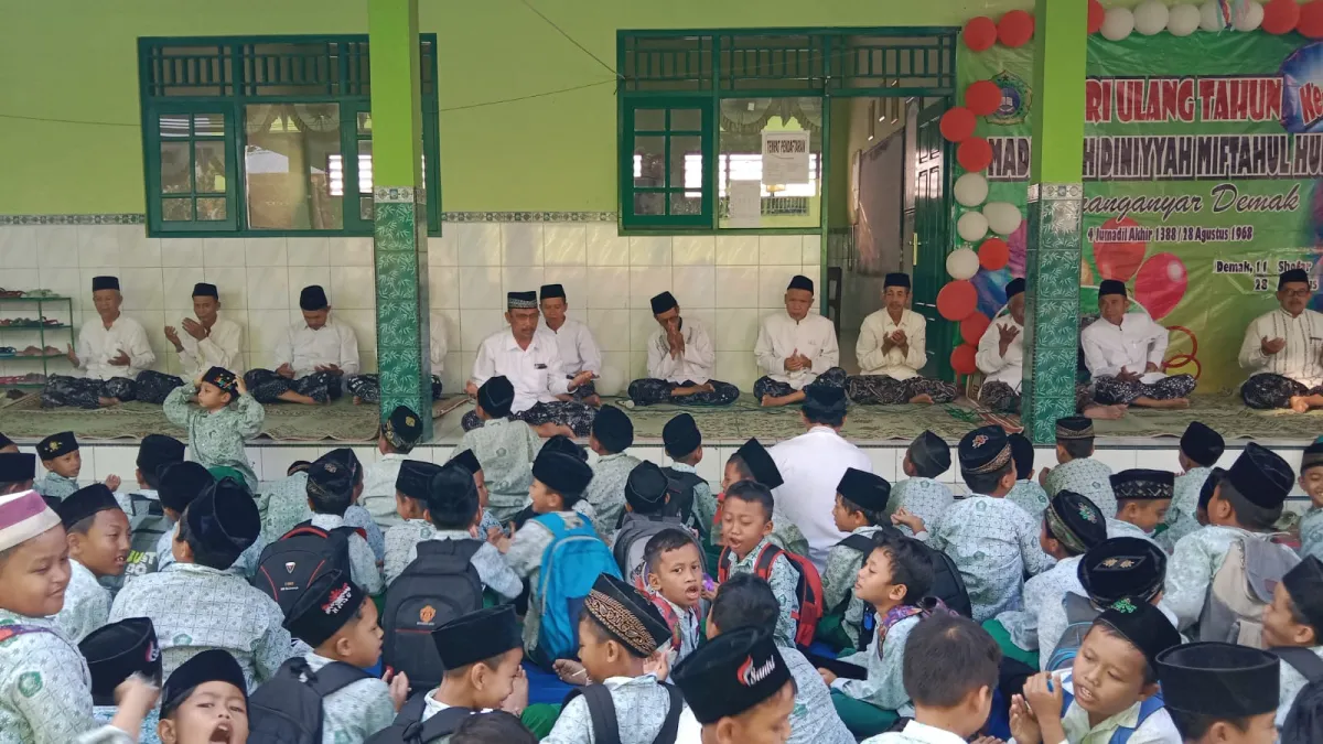 Peringati HUT Madrasah Diniyah KE 55, Asatidz Dan Santri Gelar Doa Bersama