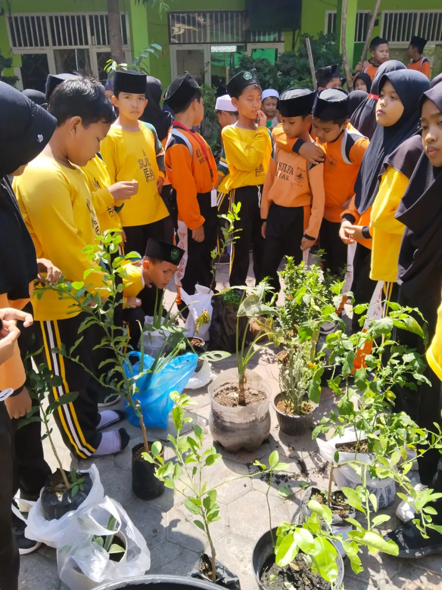 Peringati HAORNAS 2023, MI Sultan Fatah Demak Ajak Peserta Didik Senam NU Dan Menanam Pohon
