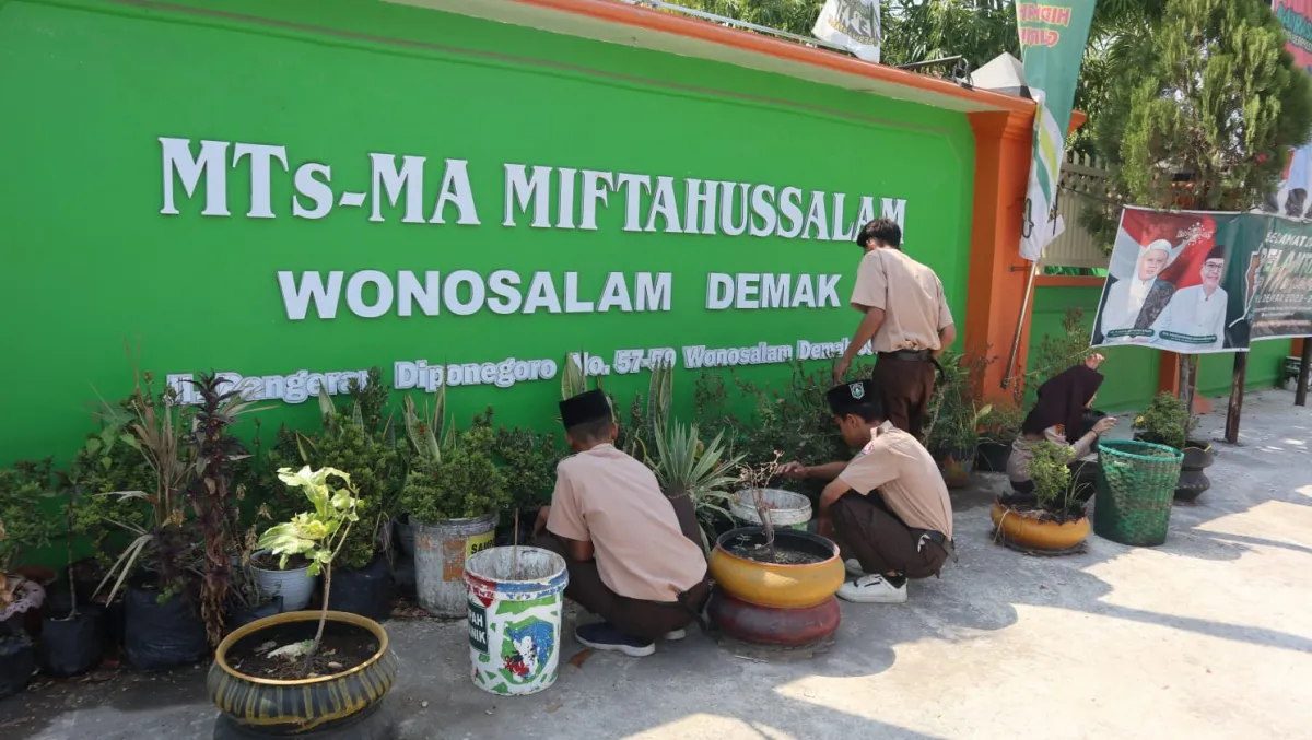 Dukung Aksi Bersih-Bersih Dunia, MA Miftahussalam Wonosalam Ajak Siswa Bersihkan Lingkungan Madrasah