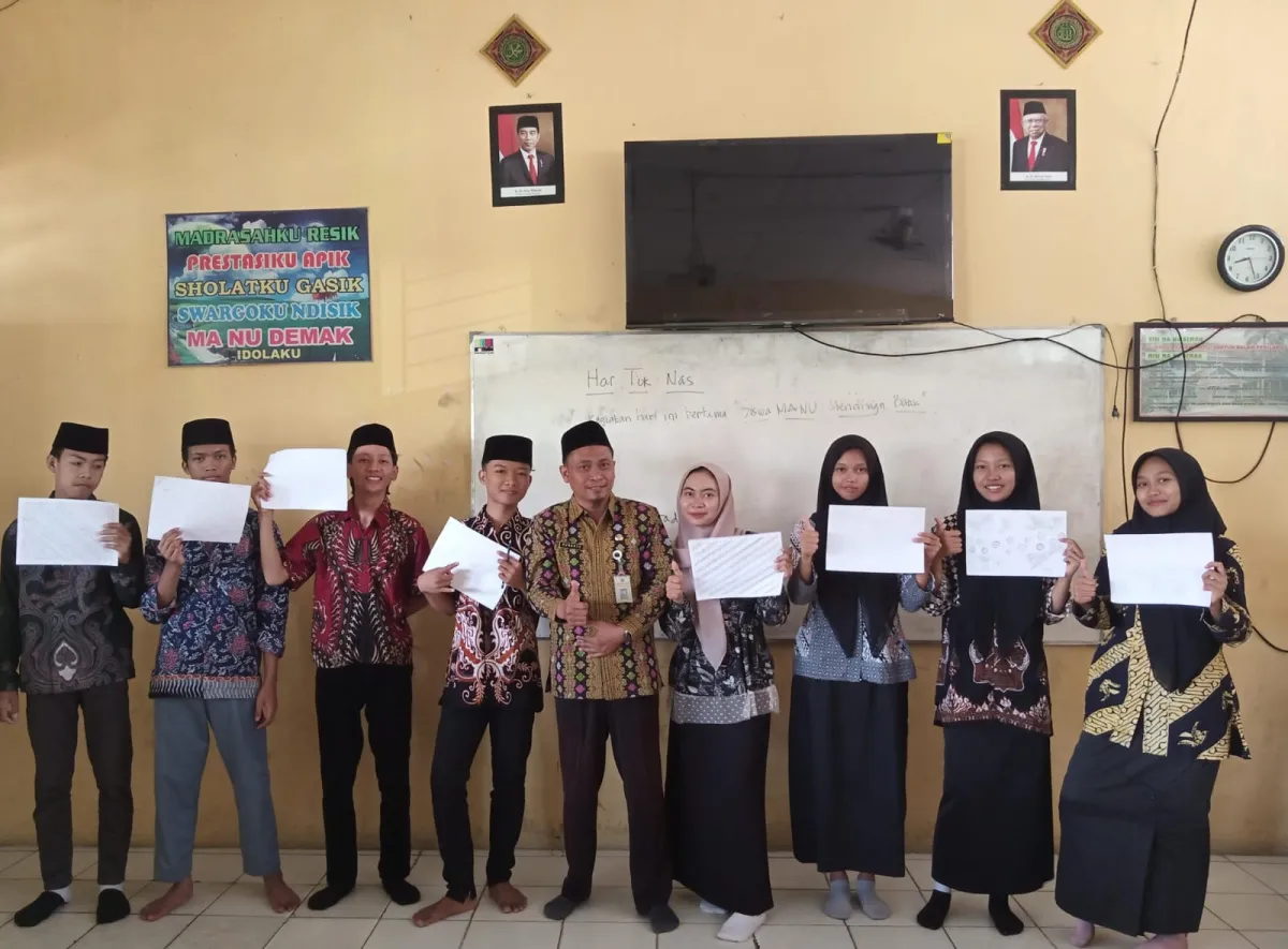 Peringati Hari Batik Nasional Tahun 2023, MANU Demak Ajak Murid Design Batik
