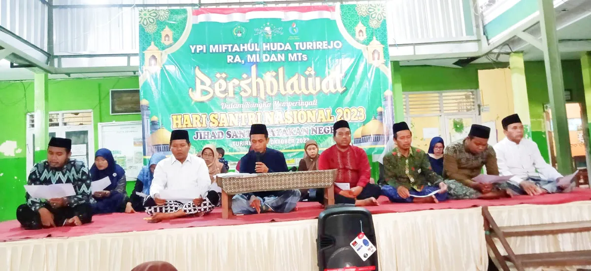 Ratusan Siswa Yayasan Pendidikan Islam Miftahul Huda Turirejo Peringati Hari Santri