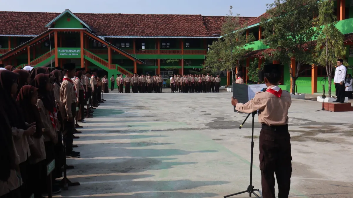 Kenang Jasa Pahlawan, MTs-MA Miftahussalam Gelar Upacara Peringatan Hari Pahlawan