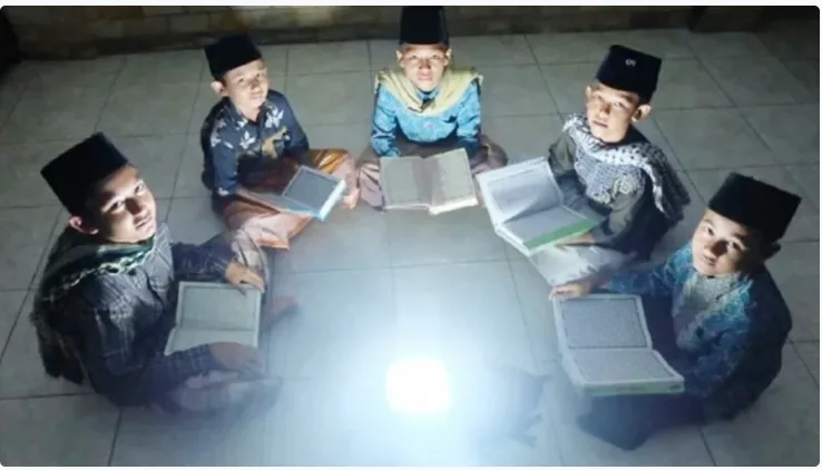 Jangan Kau Tangisi Bila Agama Dipegang Oleh Ahlinya, Tangisilah Jika Agama Dipegang Oleh Bukan Ahlinya