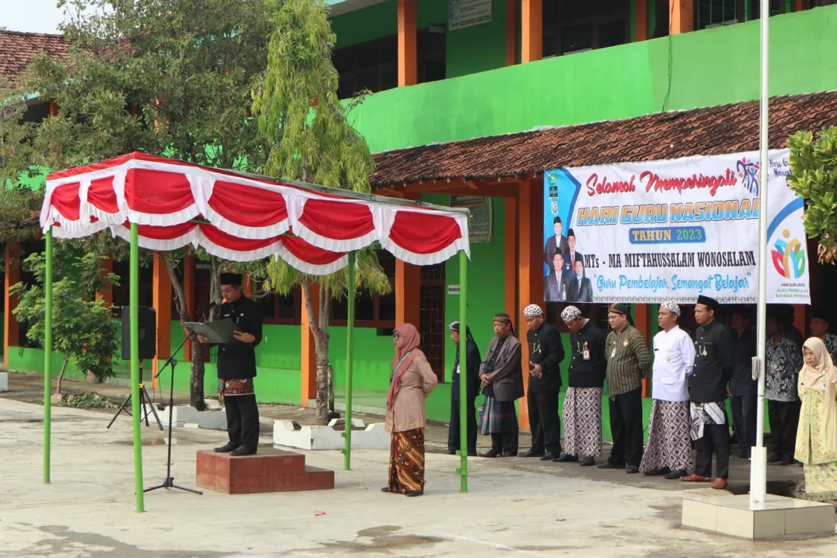 MTs-MA Miftahussalam Gelar Upacara Peringatan Hari Guru Nasional 2023