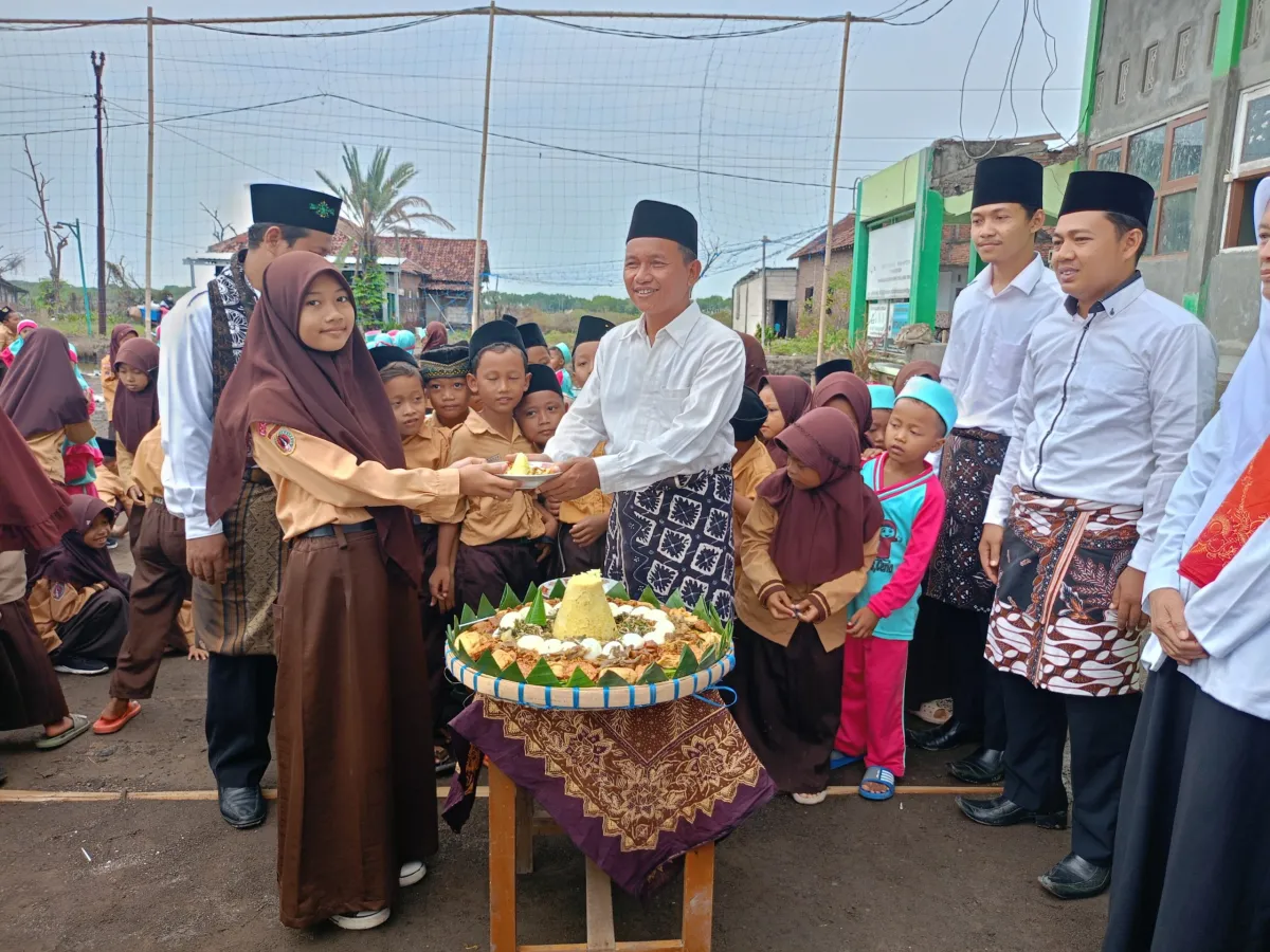 MI Miftahul Huda Banjarsari Peringati Hari Guru 2023 dengan Upacara dan Tumpengan