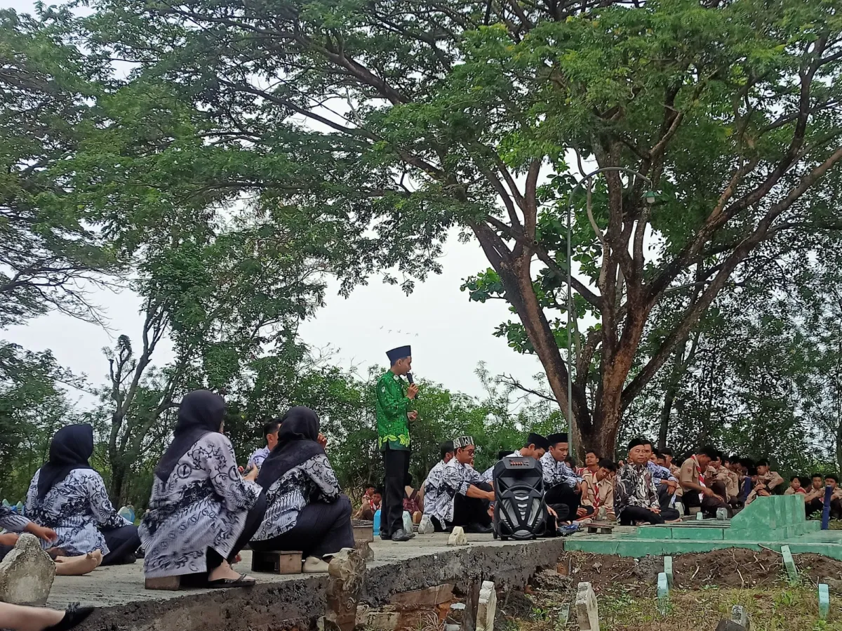 Peringati Hari Guru Nasional Tahun 2023, SMA Takhasus Al-Qur’an Ziarah Makam Pendiri Yayasan