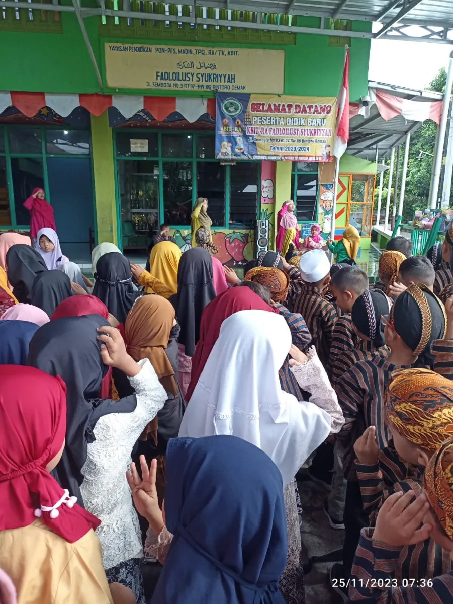 Upacara Peringatan Hari Guru Dengan Pakaian Adat