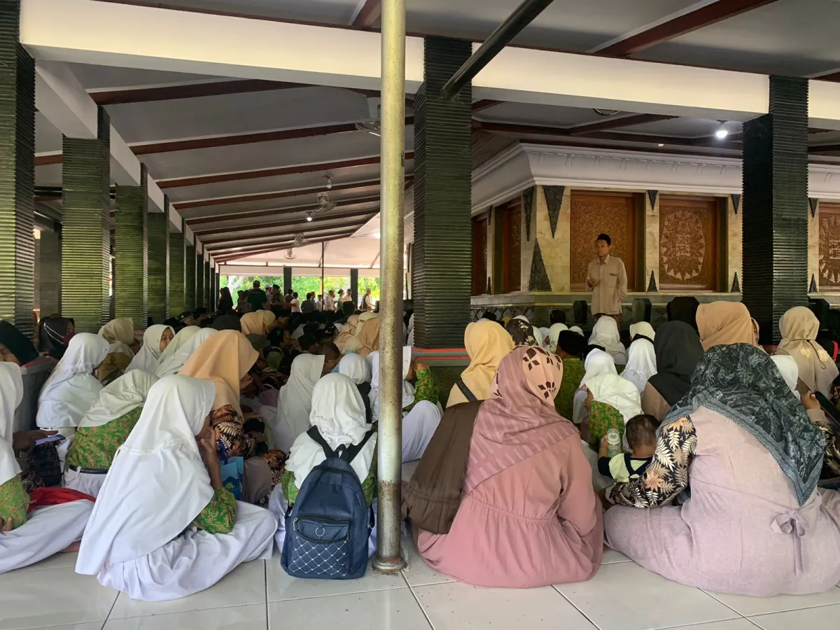 Ajak Siswa Pahami Sejarah, MI Nurul Ulum Sokokidul Kunjungi Makam Waliyullah Dan Museum Bersejarah