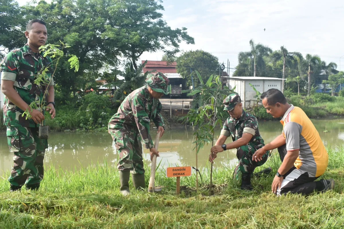TNI dan Masyarakat Kolaborasi untuk Lawan Banjir dan Lestarikan Lingkungan di Desa Mranak