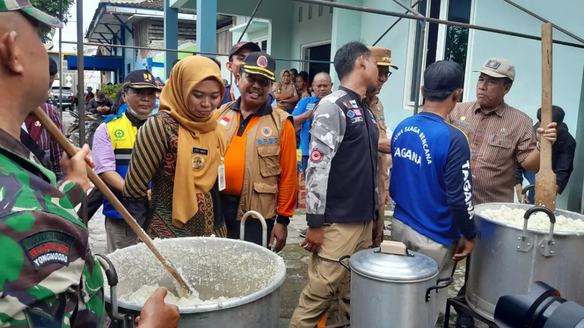 Bupati Demak Eisti'anah Kunjungi Korban Banjir dan Pastikan Tanggul Segera Diperbaiki