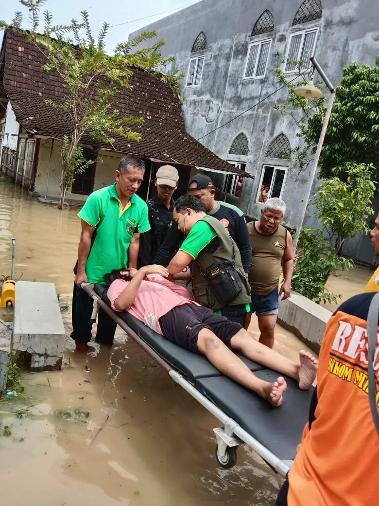 RSINU Demak Bersama LPBI, Tim NU Peduli Demak Kerahkan Tim Kesehatan Bantu Korban Banjir Kebonagung