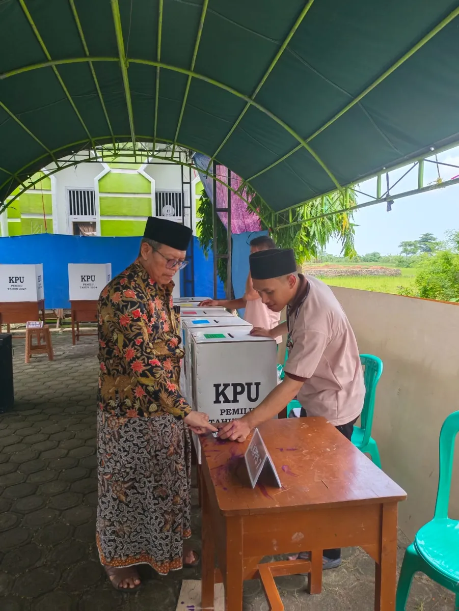 Pemilu 2024, Ketua PCNU Demak Gunakan Hak Pilihnya di TPS 08 Desa Mutih Kulon