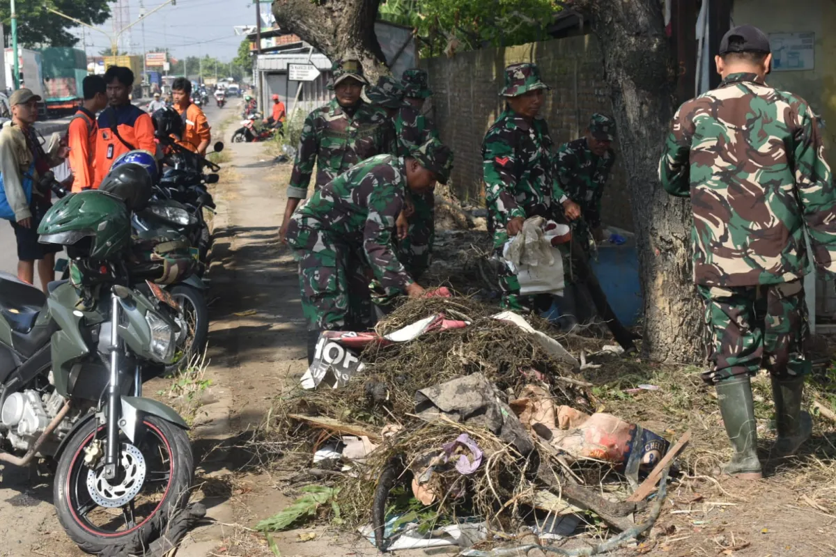 TNI dan Relawan Bersihkan Lingkungan Pasca Banjir di Karanganyar