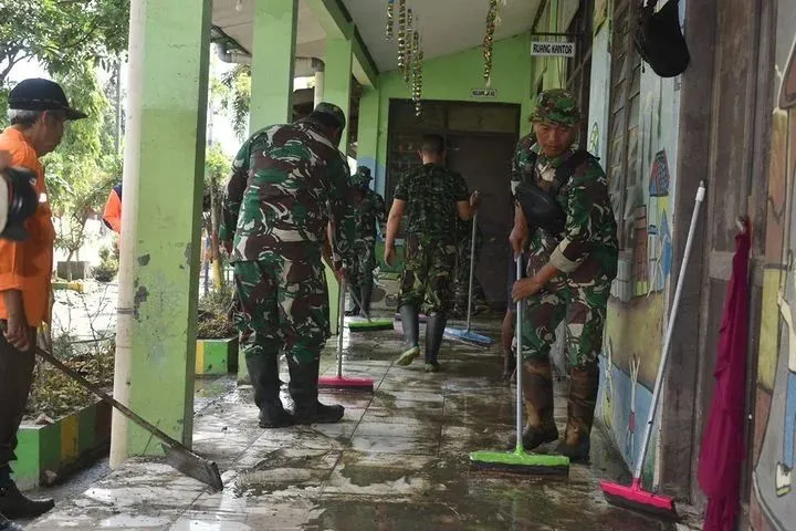 Kodim 0716 Demak Bersihkan Endapan Lumpur dan Sampah Pasca Banjir