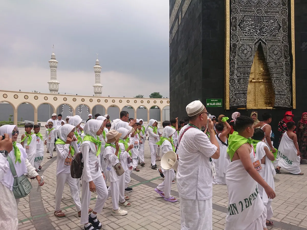 Siswa MIN 2 Demak Antusias dan Gembira Belajar Manasik Haji di Wisata Edukasi Religi Boyolali