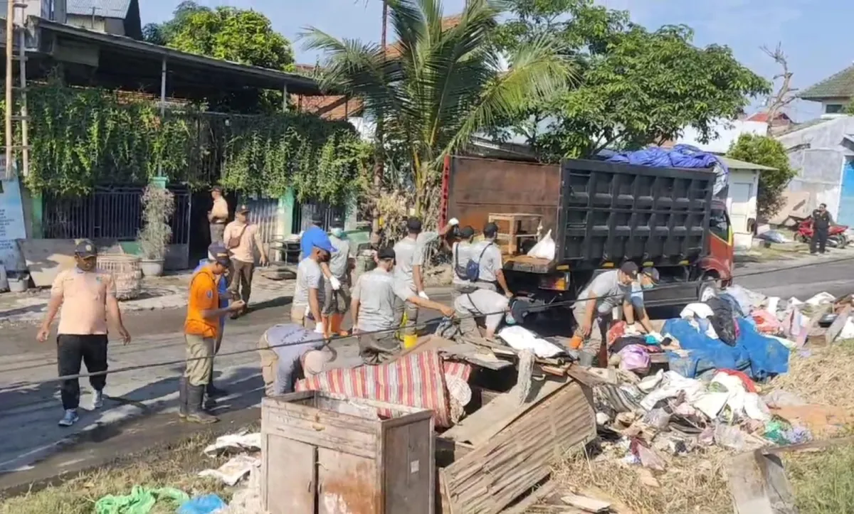 Demak Pulih dari Banjir, Satpol PP Jateng dan Kabupaten Bahu Membahu Bersihkan Sampah