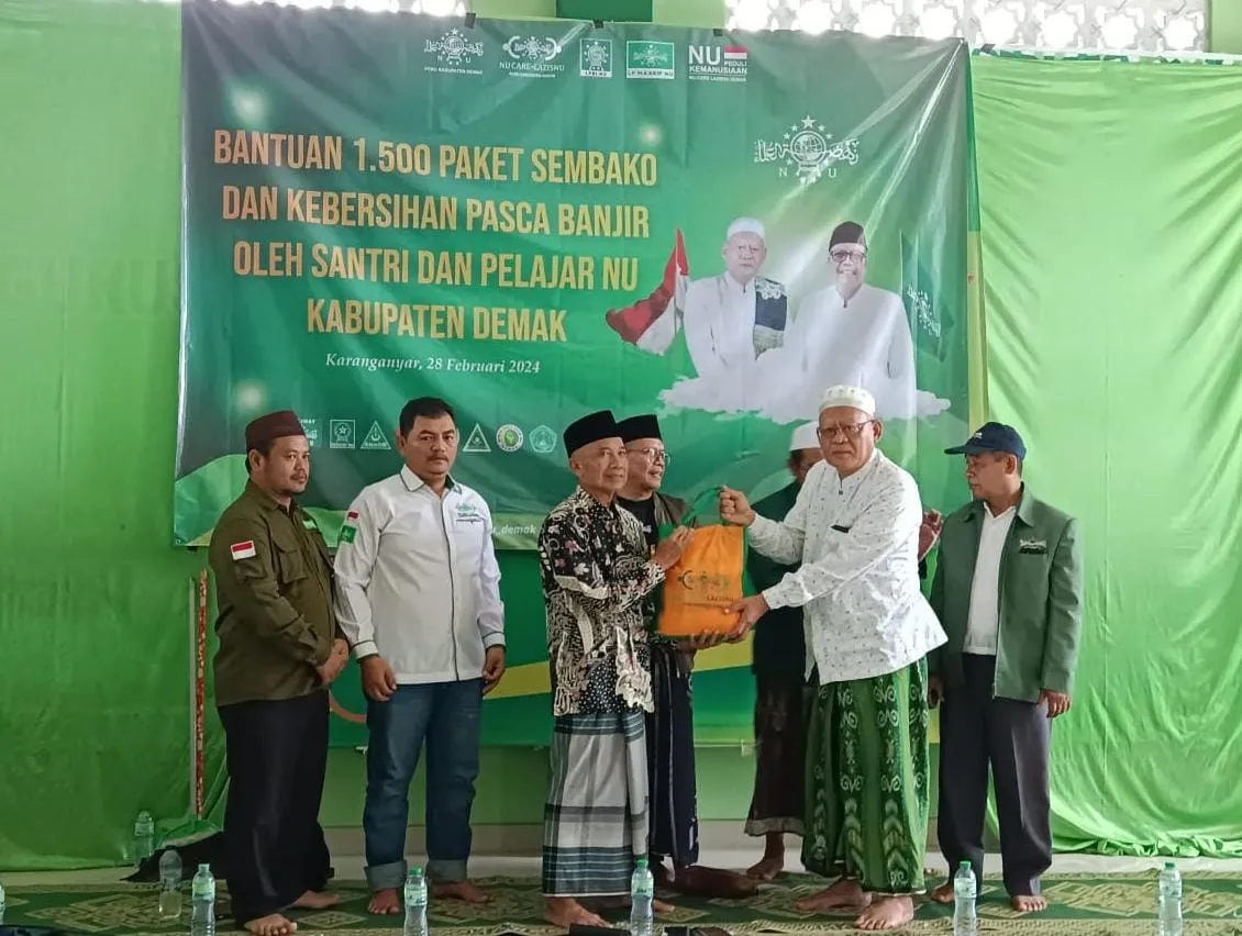 PCNU Demak Salurkan 1500 Paket Sembako dan Bantu Kebersihan Warga Terdampak Banjir