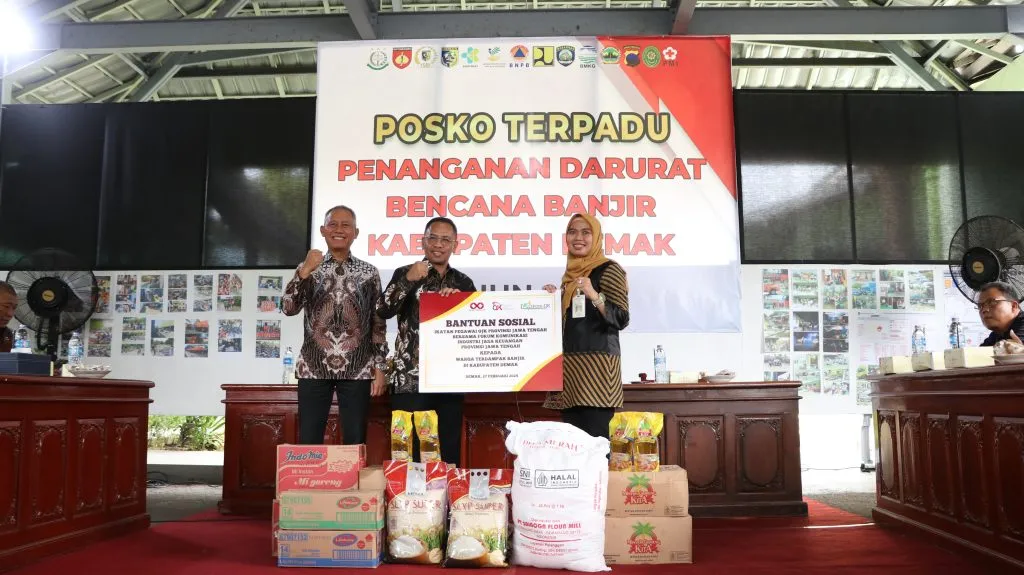 OJK dan Forkom IJK Beri Sembako untuk Korban Banjir Demak