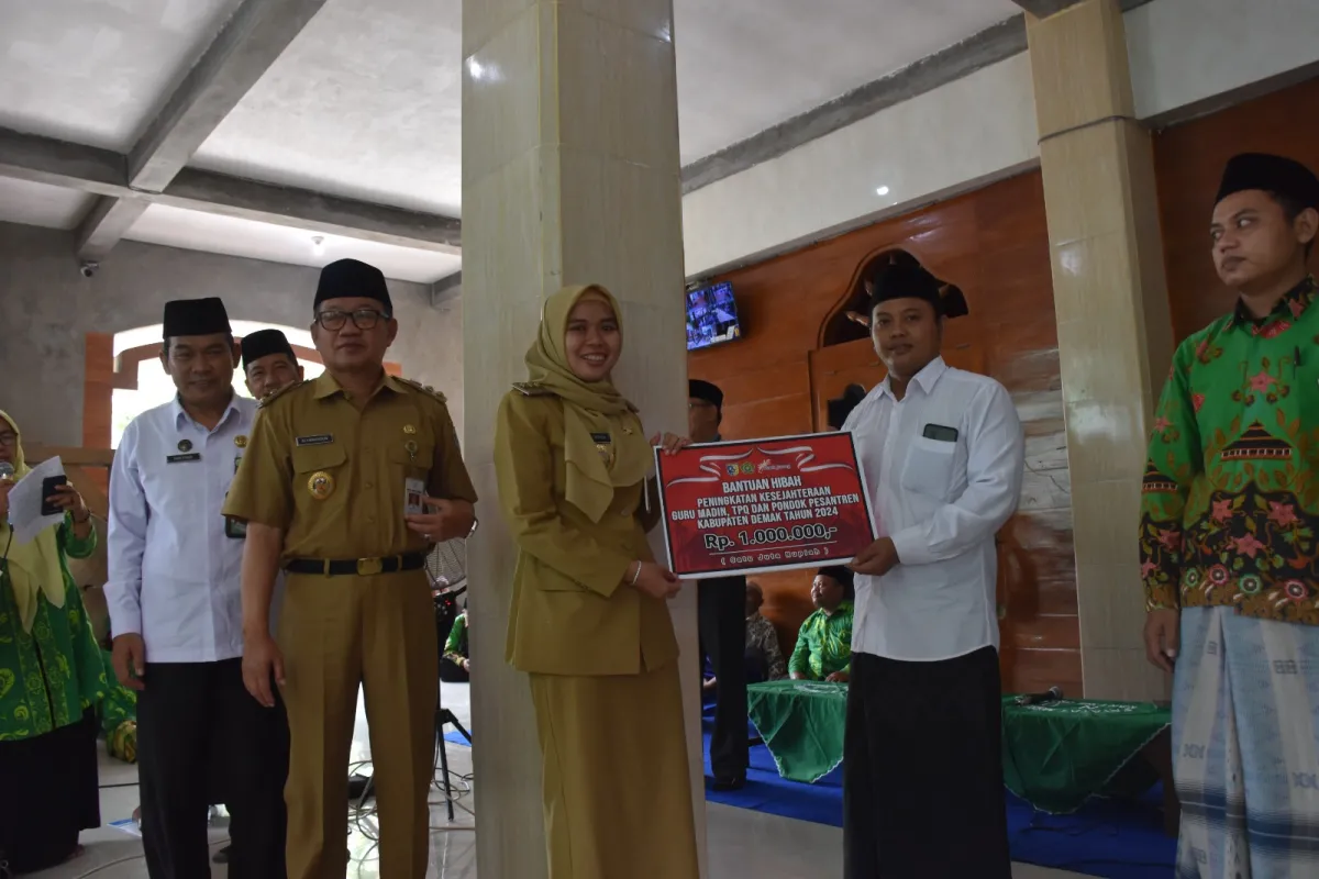 Bupati Demak Serahkan Insentif Guru Madin, TPQ dan Ponpes di Karangawen Jelang Idul Fitri 1445 H