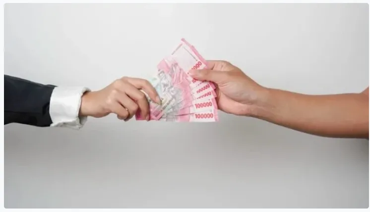 Hukum Bersedekah bagi Orang yang Miliki Utang