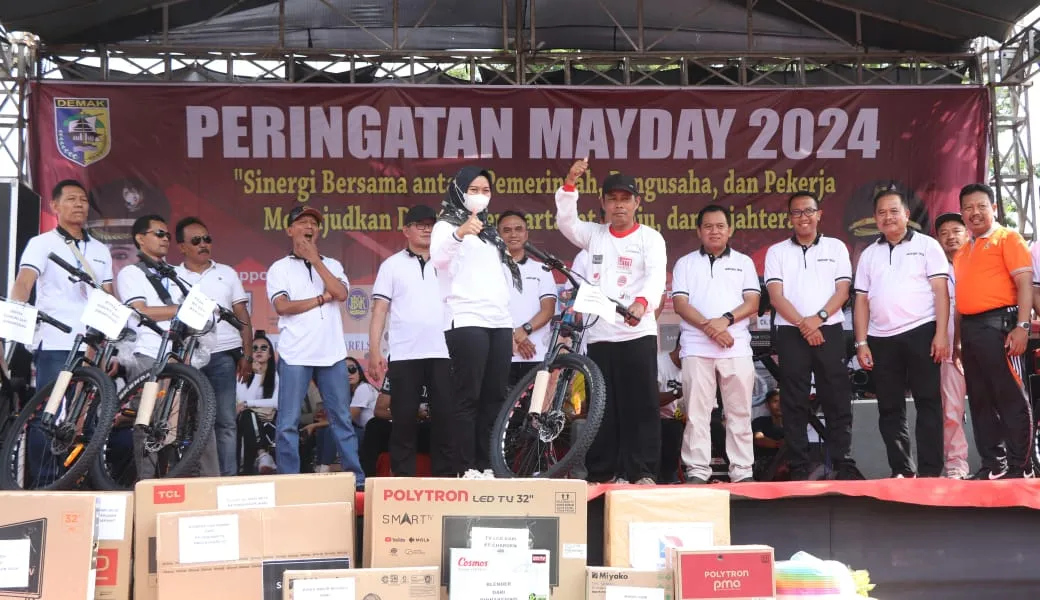 Bupati Demak Hadiri Jalan Sehat Peringatan Hari Buruh Internasional 2024