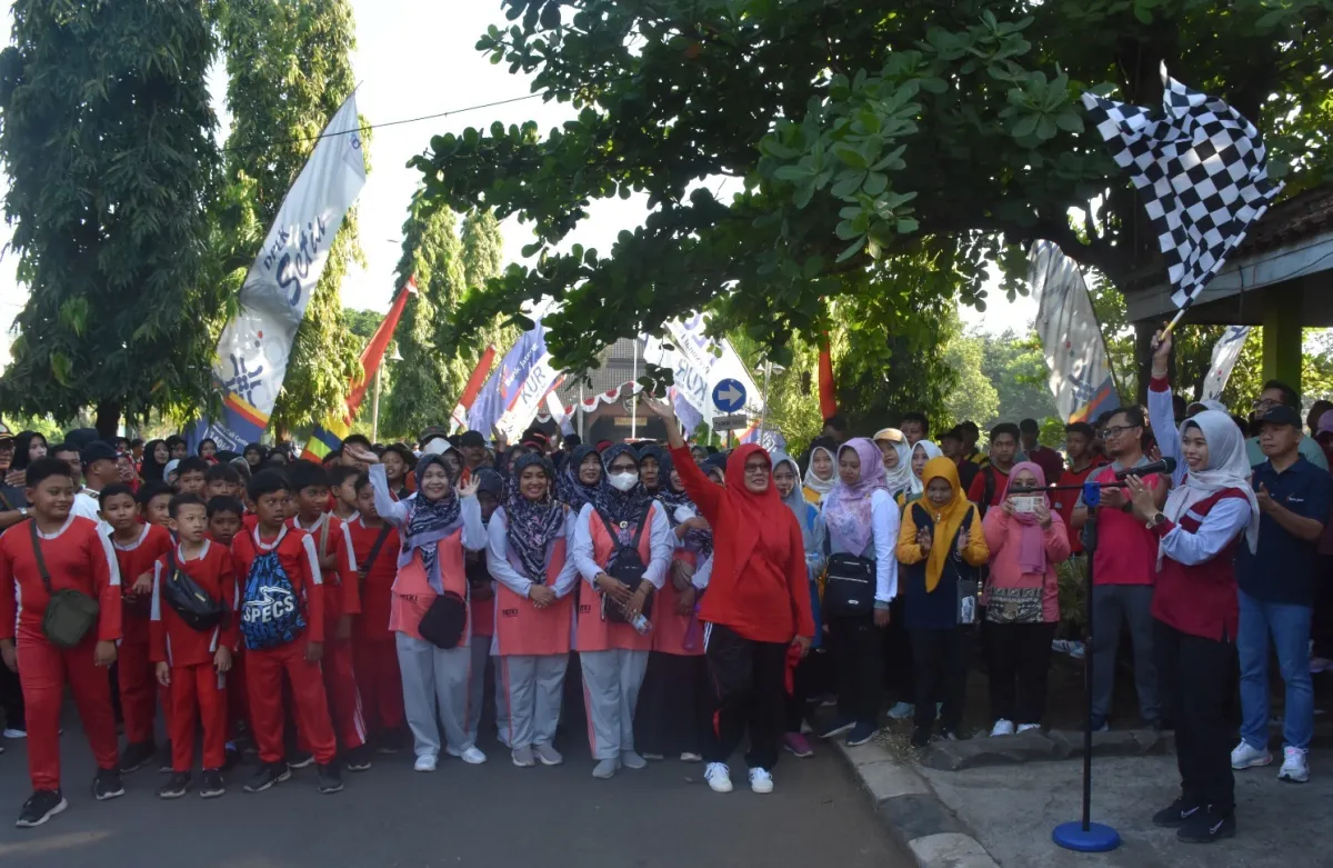 Lepas Peserta Jalan Sehat Hardiknas 2024, Bupati Demak: Kesehatan Kunci Utama Mewujudkan Ketahanan SDM