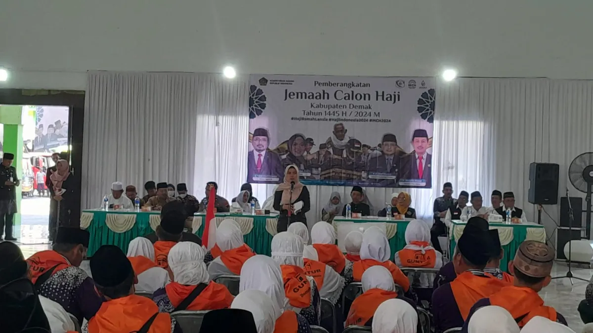 1.962 Jemaah Haji Demak Berangkat, Tradisi Mengelilingi Alun-Alun Kembali Dilaksanakan