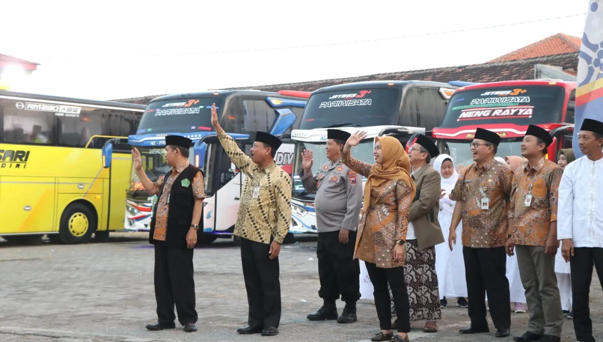 Lepas Pemberangkatan Calon Haji Tahun 1445 H/2024 M, Bupati: Titip Do’a Untuk Kabupaten Demak