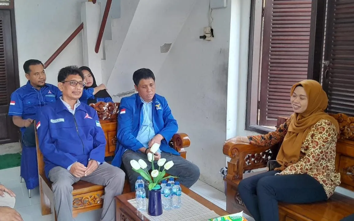 Eisti’anah Ambil Formulir di Partai Demokrat untuk Pilkada 2024