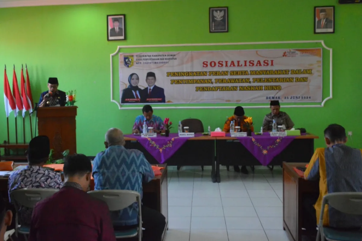 Dinperpusar Demak Gelar  Sosialisasi Peningkatan Peran Masyarakat Dalam Penyimpanan, Perawatan, dan Pelestarian Naskah Kuno