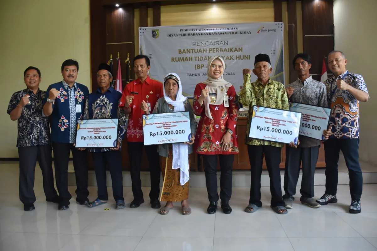 Bupati Demak Serahkan BP-RTLH Kepada Penerima Manfaat Secara Simbolis