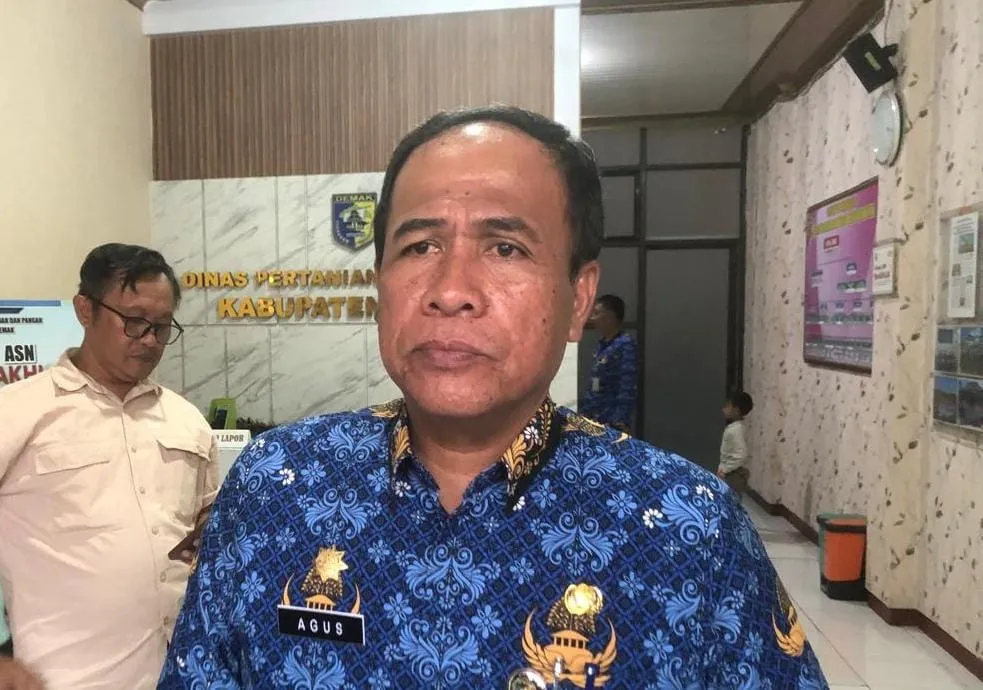 Bupati Demak Distribusikan Combine Harvester dan Traktor untuk Petani Lokal