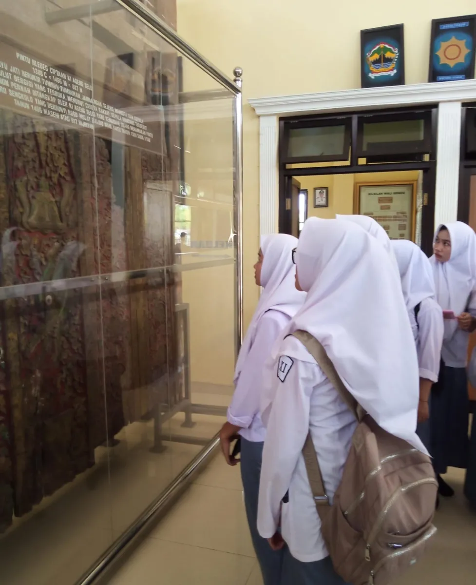 Murid MANU Demak  Kunjungi Museum Masjid Agung Demak