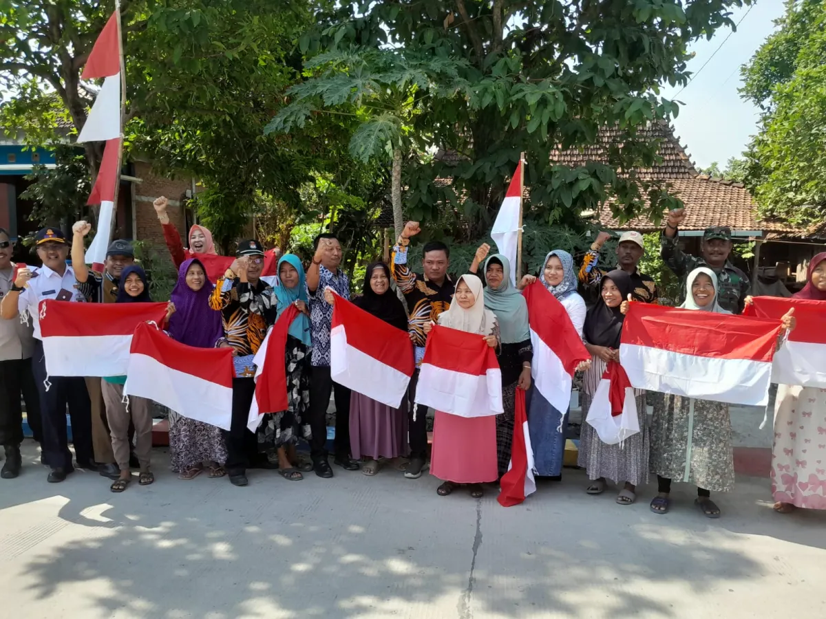 Pemda Demak Bagikan Ribuan Bendera Merah Putih untuk Peringati HUT RI ke-79