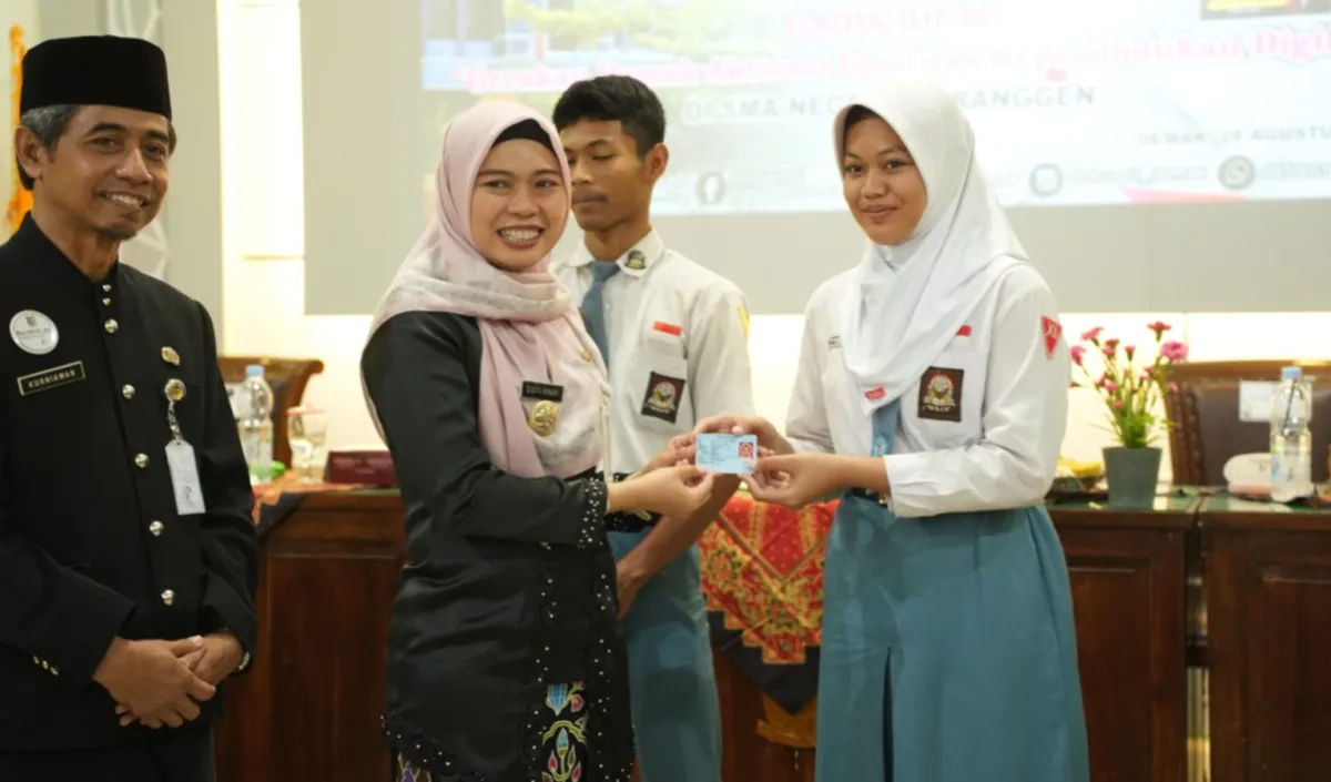 Bupati Demak Hadiri Aktifasi IKD dan Serahkan e-KTP Kepada Pemilih Pemula