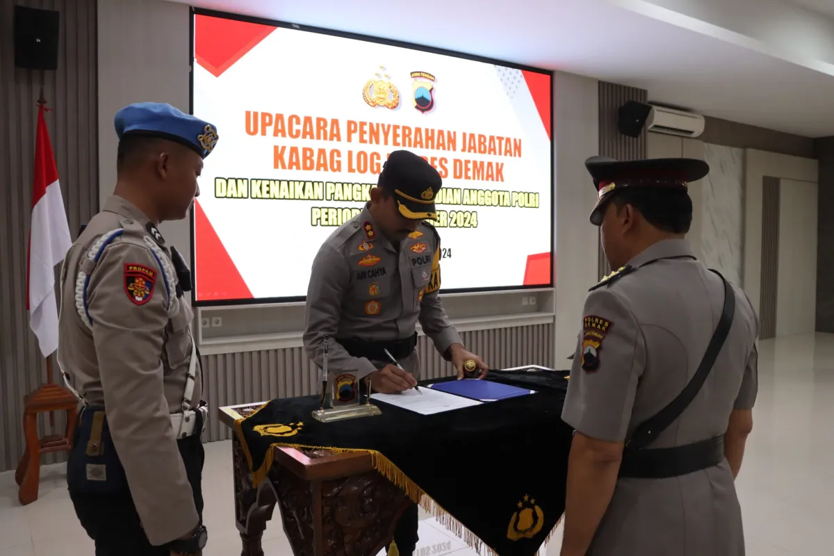 Polres Demak Gelar Upacara Penyerahan Jabatan Kabaglog dan Kenaikan Pangkat Pengabdian