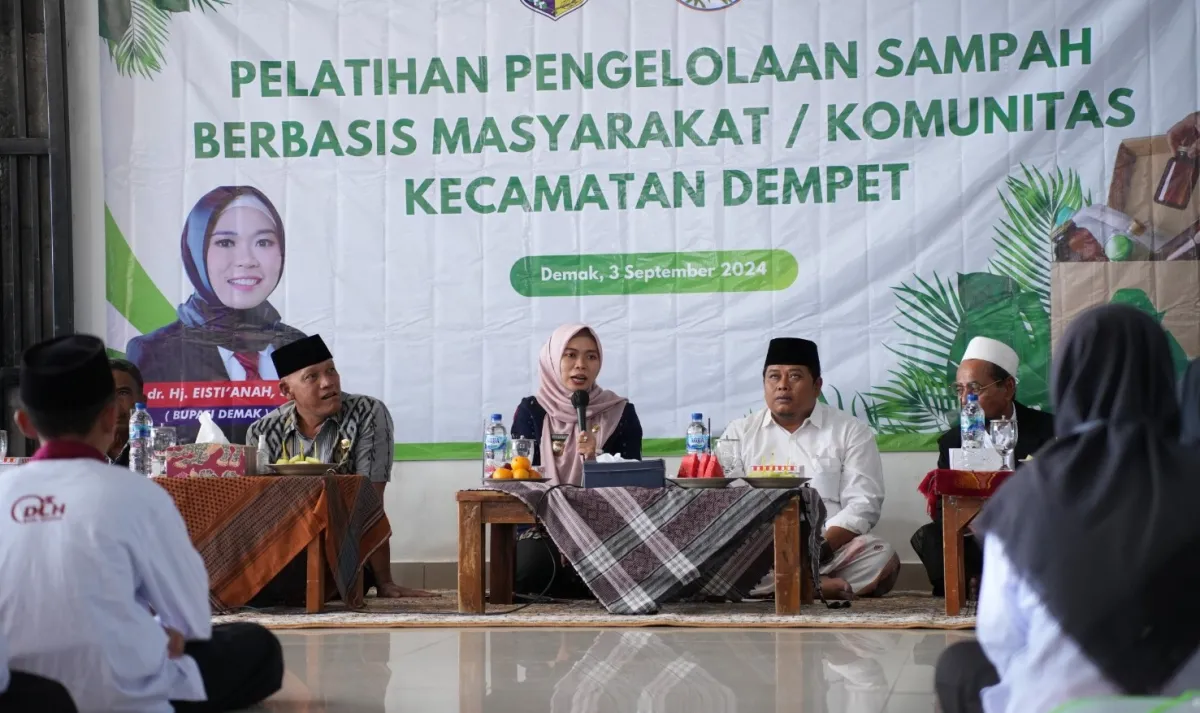 Buka Pelatihan Pengelolaan Sampah Berbasis Komunitas Di Kecamatan Dempet, Bupati Demak: Santri Harus Peduli Lingkungan Sekitar