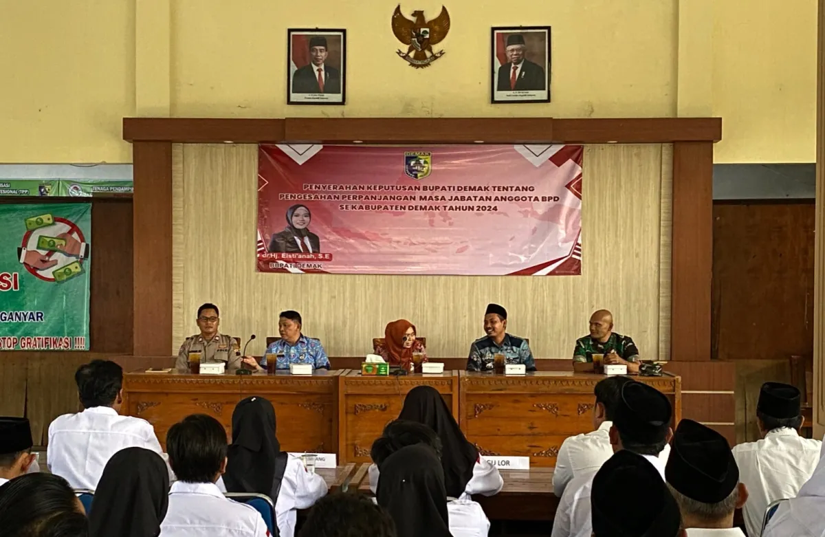 Bupati Demak Serahkan SK Perpanjangan Anggota BPD Wilayah Kecamatan Karanganyar