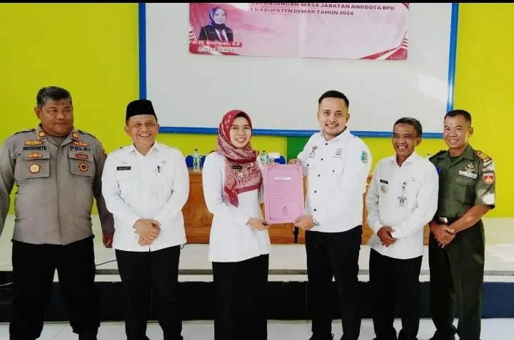 Serahkan SK Perpanjangan Anggota BPD Kecamatan Wonosalam, Bupati Demak: BPD Harus Menjadi Jembatan Pemdes dan Masyarakat