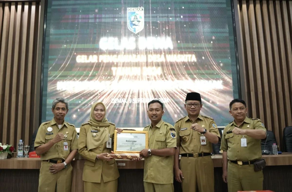 Bupati Demak Berikan Penghargaan Peraih Predikat Desa Waskita Tanpa Cidera