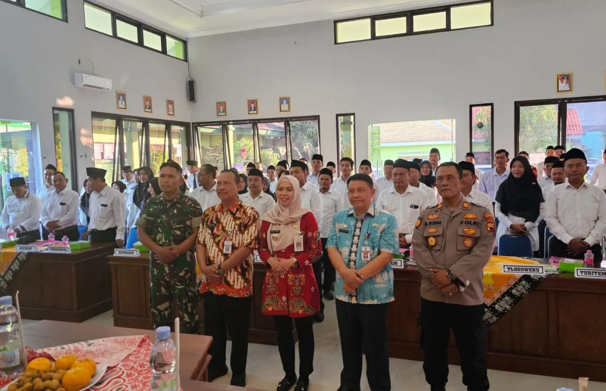 Hadiri Penyerahan Perpanjangan SK BPD Wilayah Guntur, Bupati Demak: Semoga Semakin Solid dengan Pemdes