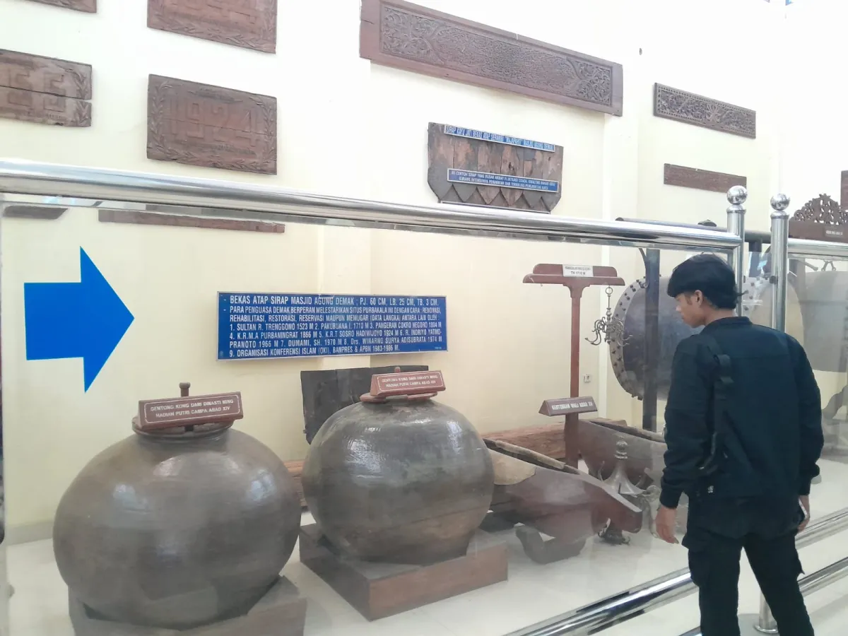 Gentong Kong: Warisan Abad ke-14 yang Dipercaya Berkhasiat di Masjid Agung Demak