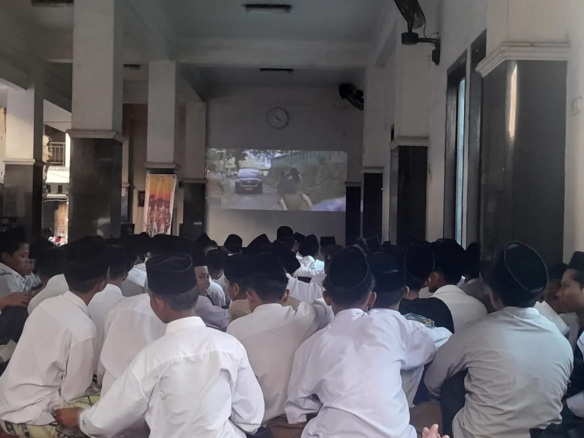 Sosialisasi Pilkada 2024: KPU Demak Edukasi Santri Pemilih Pemula Lewat Film Inspiratif